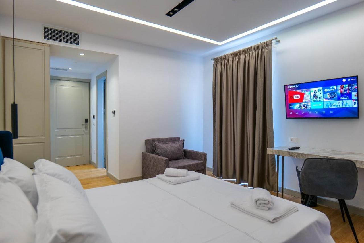 Chimaera Hotel Himare Exterior photo